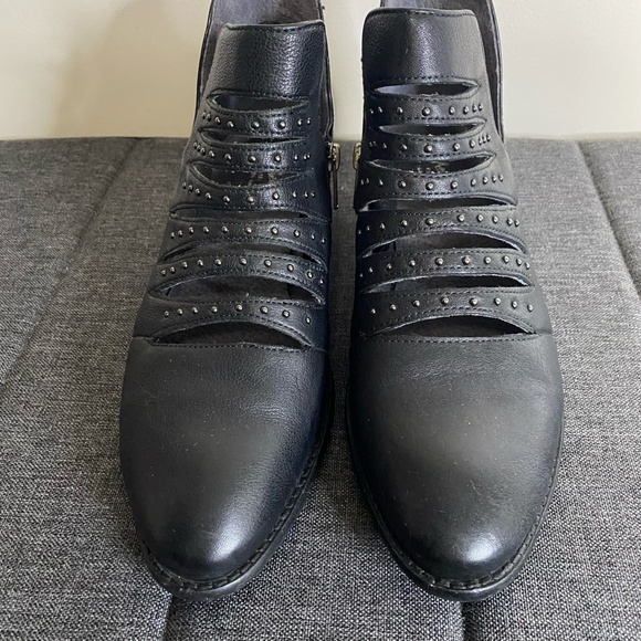 Seychelles Black Leather Cutout Stud Detail Casual Work Ankle Boot-Sz-10 - Picture 2 of 16